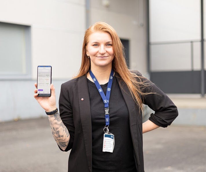 Petra Saarela käyttämässä Eezy Asiakkaat -sovellusta
